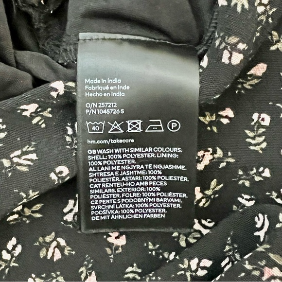 H&M Divided Black & White Lined Floral Mini Flowy Skirt Women's Size 6 - Picture 7 of 10